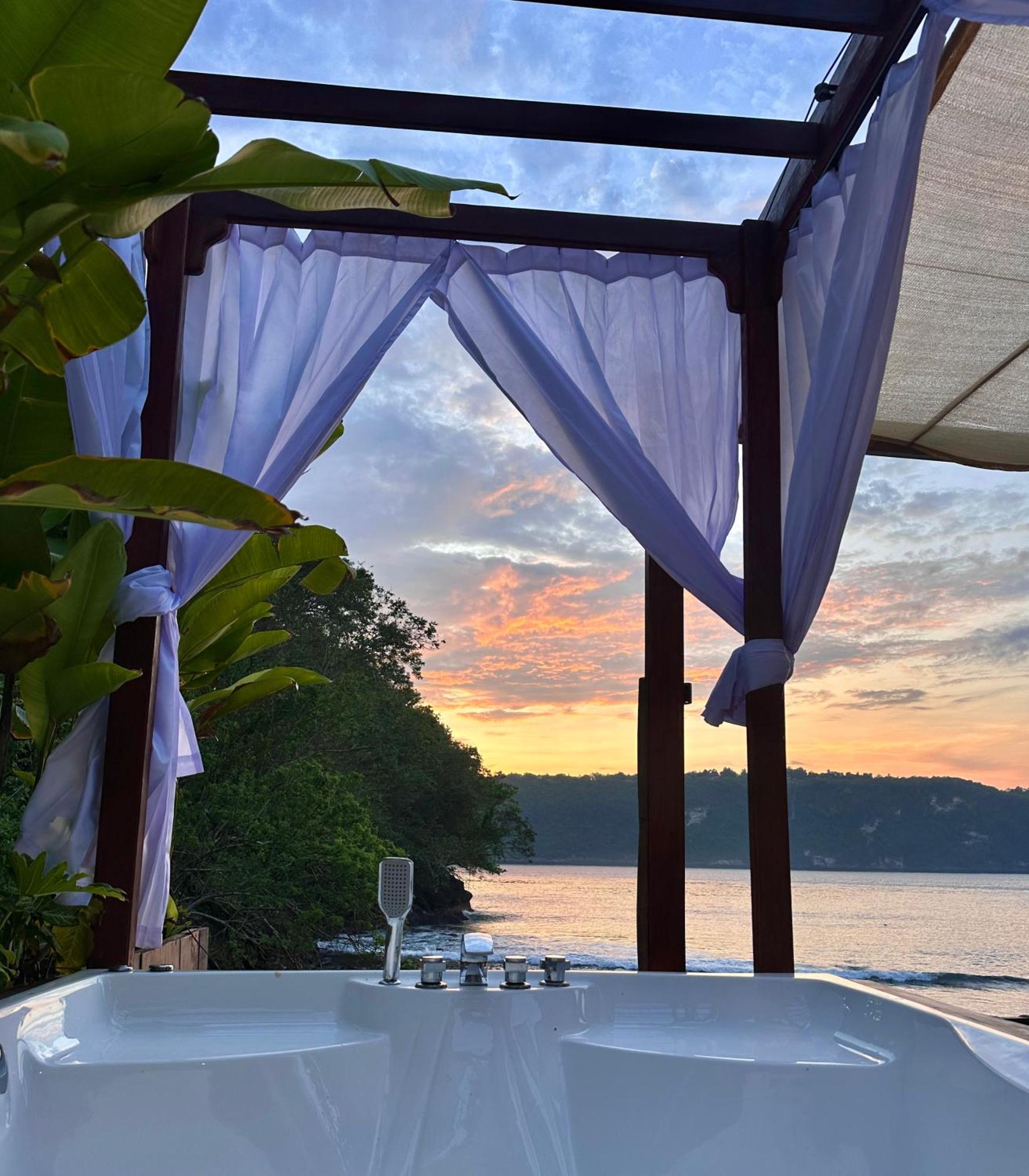Beachfront Luxury Dome Villas - Gamat Bay Resort Нуса Пенида Стая снимка