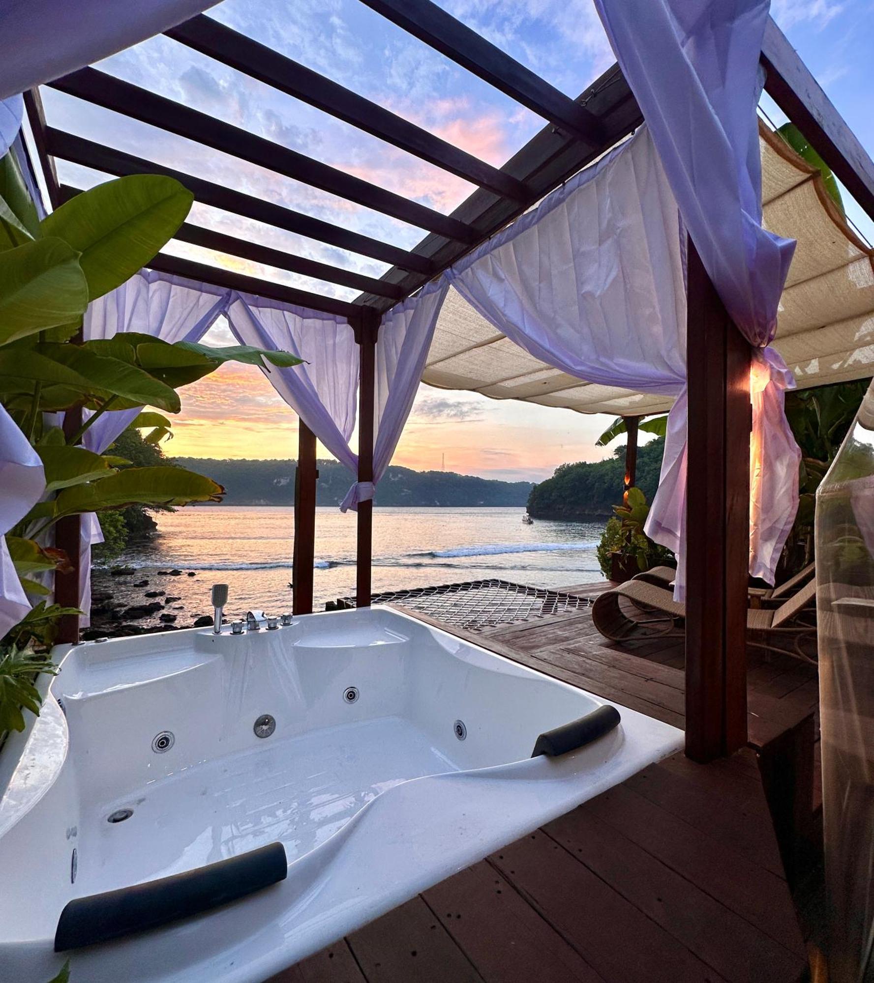 Beachfront Luxury Dome Villas - Gamat Bay Resort Нуса Пенида Екстериор снимка